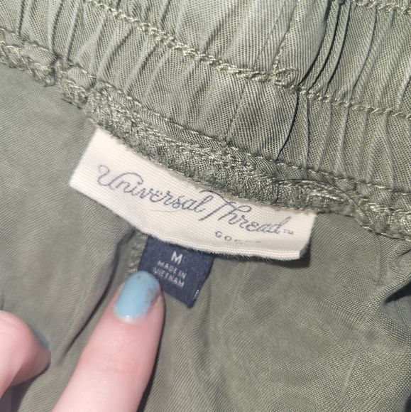 Medium Universal Thread Green Flowy Cargo Shorts - Picture 6 of 6